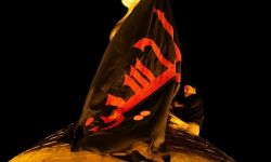 استبدال الراية السوداء لمرقد الإمام الحسين (عليه السلام) بالراية الحمراء إيذانًا بانتهاء موسم الأحزان.